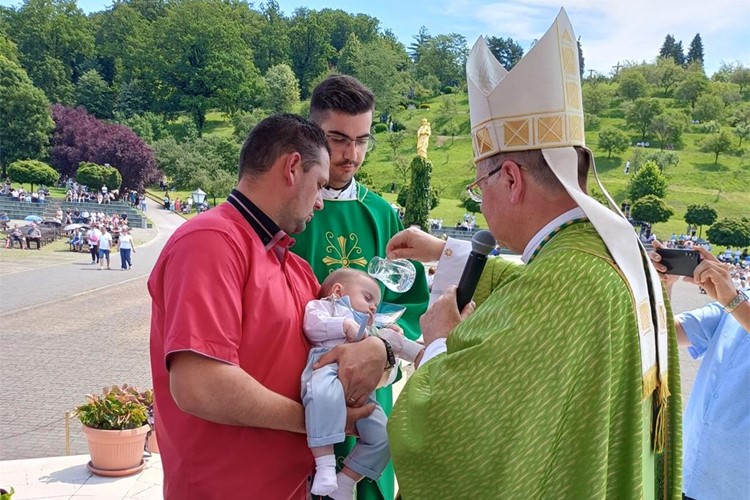 Tijekom lipnja kršteno trinaestero djece u mnogobrojnim obiteljima